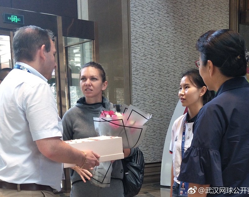 Simona Halep a ajuns la Wuhan. Primire de gală pentru numărul 1 mondial | GALERIE FOTO