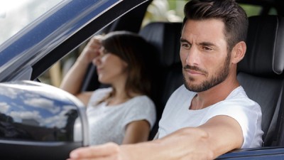 Cum să-ţi reglezi corect oglinzile maşinii ca să elimini unghiurile moarte – Un șofer reglează oglindă laterală a mașinii