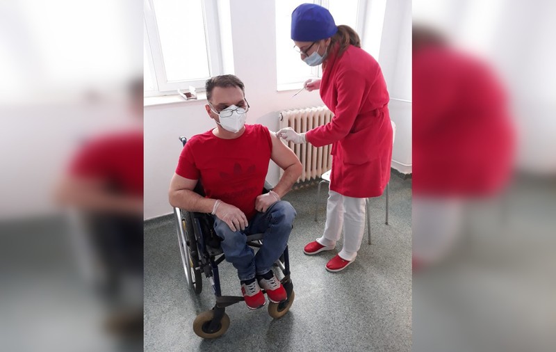A rămas în scaun cu rotile dupa un vaccin din copilărie. Acum, bărbatul s-a vaccinat anti-COVID: „Mi-e mai frică de spitale decât de efecte adverse”