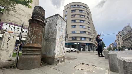 În stânga imaginii, stâlpul care încă rezistă pe bulevardul Magheru