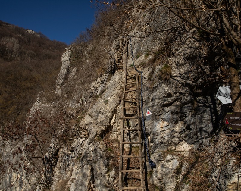 Satul din Munții Cernei cu doar 30 de locuitori la care ajungi urcând pe o scară de salcâm. „E bine că mai vin turiști, să vedem și noi alți oameni”