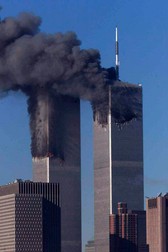 Turnurile Gemene ardeau la scurt timp după ce au fost lovite de avioane, în dimineața zilei de 11 septembrie 2001 în New York. La 11 septembrie 2001, în timpul unei serii de atacuri teroriste coordonate folosind avioane deturnate, două avioane au fost intrat în turnurile gemene provocând prăbușirea ambelor clădiri. Un al treilea avion a vizat Pentagonul și un al patrulea avion care se îndrepta spre Washington, DC s-a prăbușit în cele din urmă într-un câmp | Foto: EPA-EFE/JASON SZENES