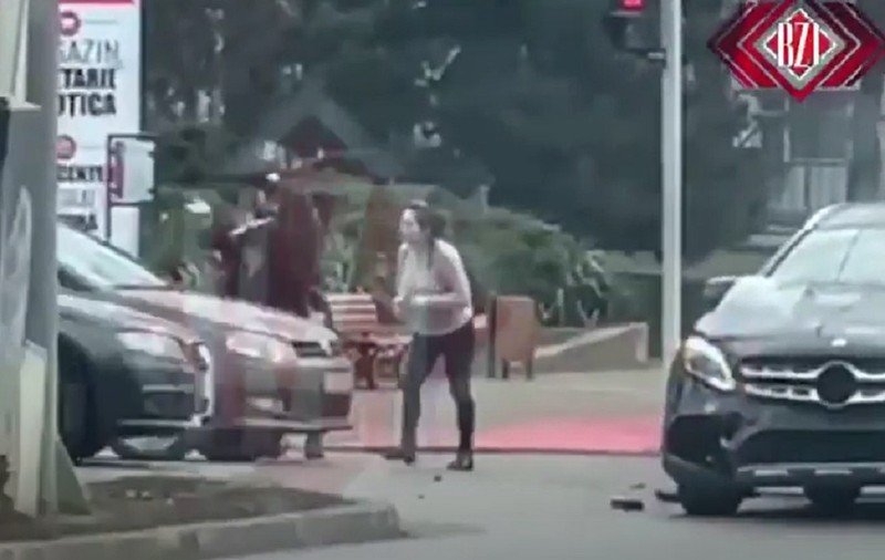 VIDEO | O șoferiță din Iași cu Mercedes-ul avariat a bătut-o pe tânăra care nu i-a acordat prioritate și i-a lovit mașina