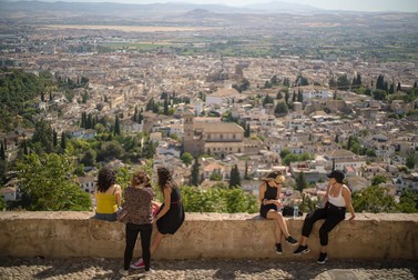 Oana, Sânziana și reporterul Teleleu, Elena Stancu, în Mirador de San Miguel, de unde se vede orașul Granada (stânga)
