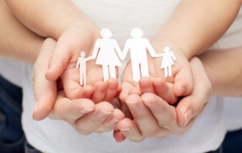 Părinţii care adoptă un copil au dreptul să stea acasă doi ani. Legea a fost promulgată