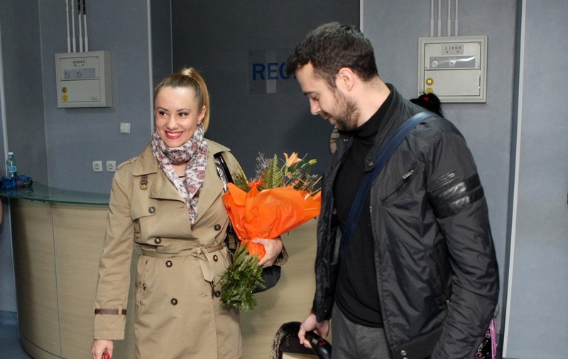 BEŢIE DE FERICIRE! OANA IONIŢĂ, BUCUROASĂ şi SUPLĂ la TREI ZILE DUPĂ CE A NĂSCUT. Ia uite cât de BINE ARATĂ, la externarea din MATERNITATE!