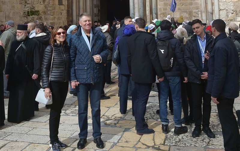 Carmen și Klaus Iohannis, vizită la Biserica Sfântului Mormânt din Ierusalim. Cei doi, relaxați și zâmbitori, s-au fotografiat cu pelerinii români aflați în zonă