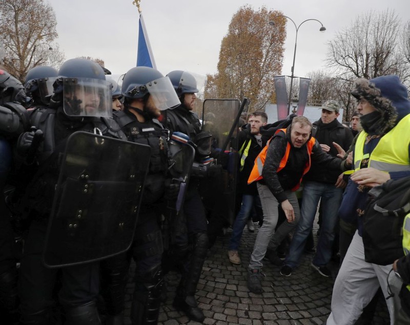 FOTO & LIVE VIDEO | Ciocniri violente la Paris între protestatarii „Vestele Galbene” și jandarmi. Forțele de ordine au folosit gaze lacrimogene, manifestanții au dat foc baricadelor