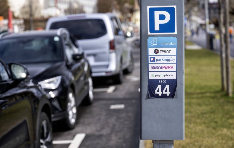 Butonul ascuns de pe parcometru care-ți asigură câteva minute de parcare gratis. Șoferii din Germania îl folosesc zilnic