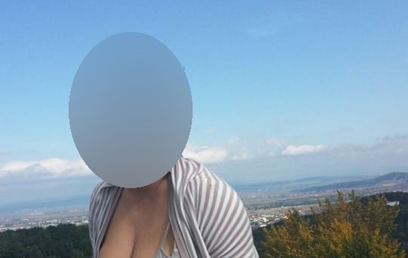 Asta chiar că e "natură bogată"! O divă de la noi şi-a scos DECOLTEUL la iarbă verde!