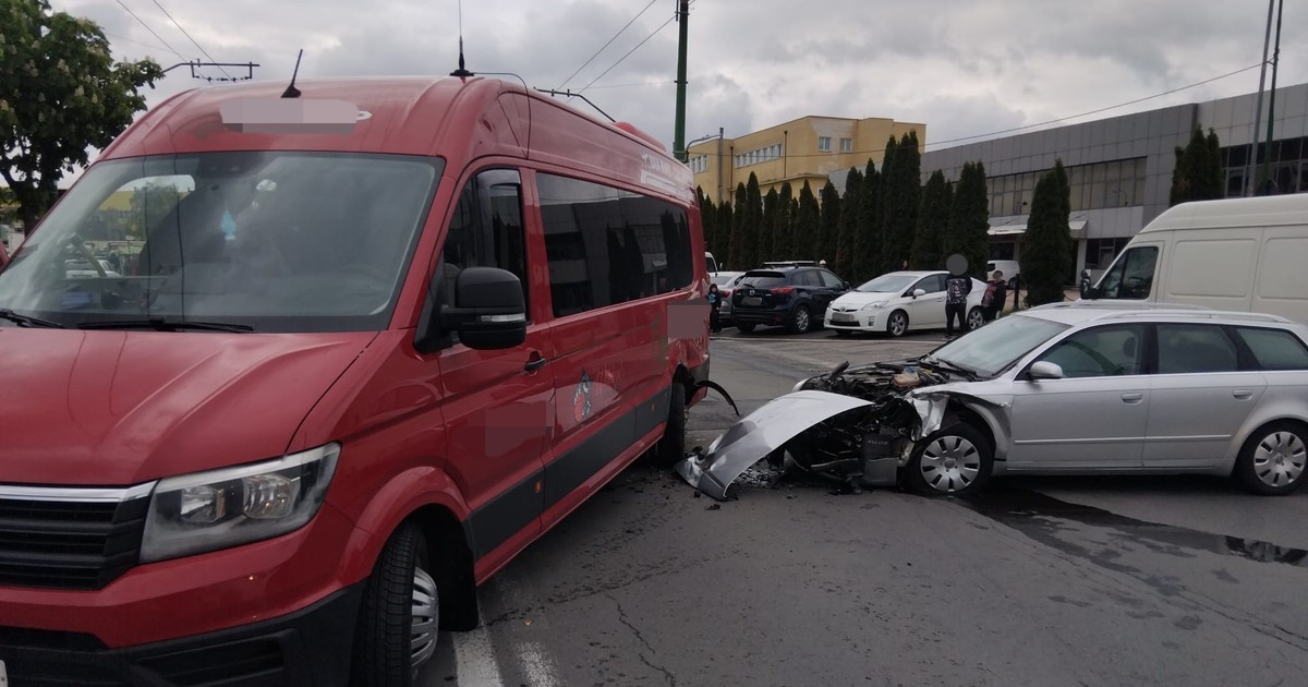 Accident între un microbuz în care se aflau 15 copii și o mașină, în Brașov