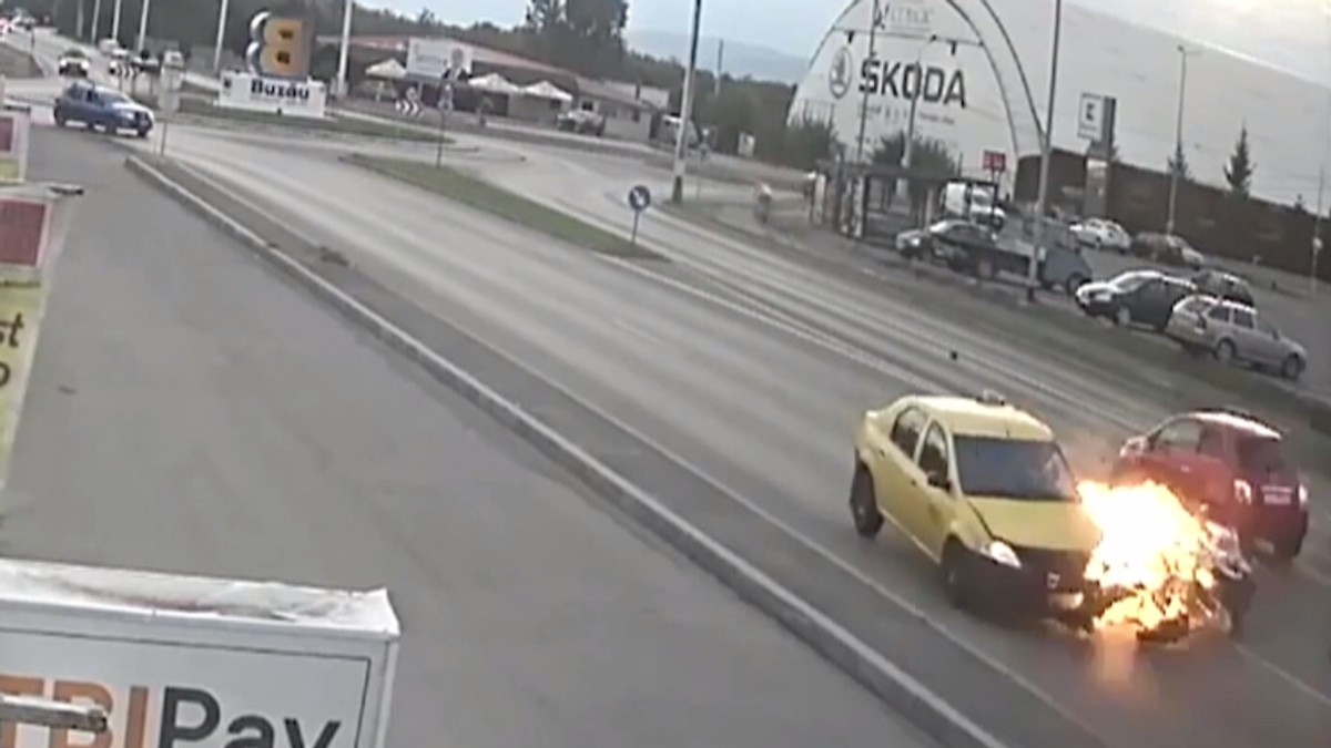 Motocicleta unui polițist intră într-o mașină și explodează, pe o stradă din Buzău, după ce este lovită cu intenție de o șoferiță