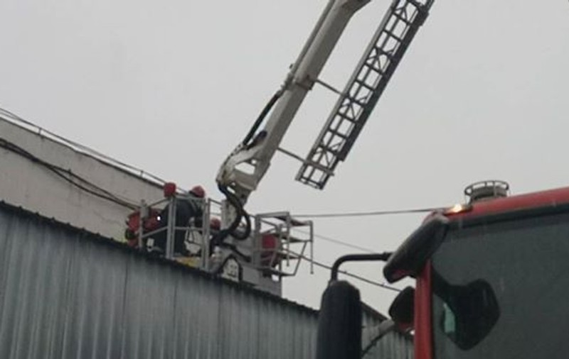 Un tânăr a căzut de pe acoperișul unei clădiri din Bistrița. A supraviețuit miraculos
