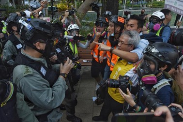 Confruntările dintre poliția chineză și manifestanți (foto EPA)