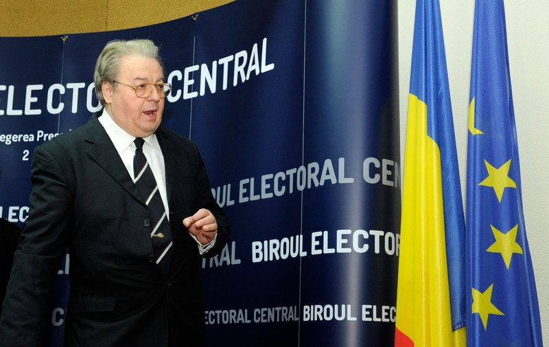 Cum a trecut Corneliu Vadim Tudor prin sita CCR. Naţionalist şi susţinător declarat al mareşalului Antonescu, a fost lăsat să candideze la Preşedinţie de cinci ori