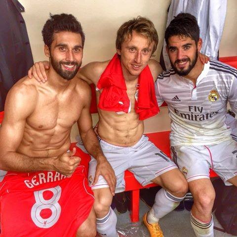 Arbeloa a pus mâna pe ”trofeu”. foto: Facebook.com