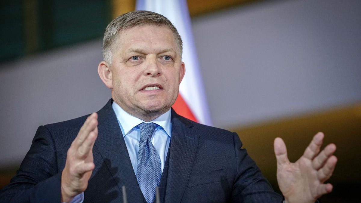 Prim-ministrul Slovaciei, Robert Fico, vorbește în timpul unei conferințe de presă la Berlin. Este îmbrăcat la costum și gesticulează din mâini