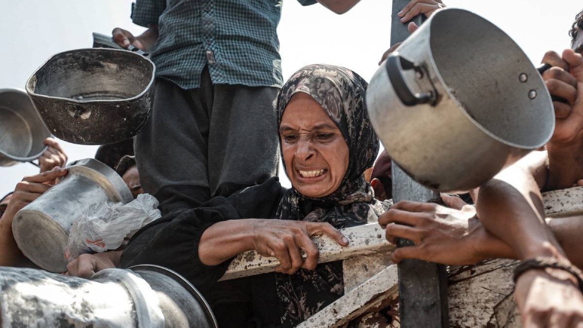 O femeie din Gaza, extrem de supărată și furioasă în timp ce așteaptă disperată să primească ceva de mâncare