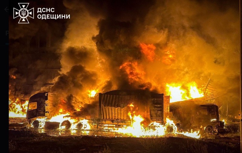 Rușii atacă infrastructura energetică a Ucrainei: incendii puternice în Odesa, unde peste 30.000 de oameni au rămas fără curent electric