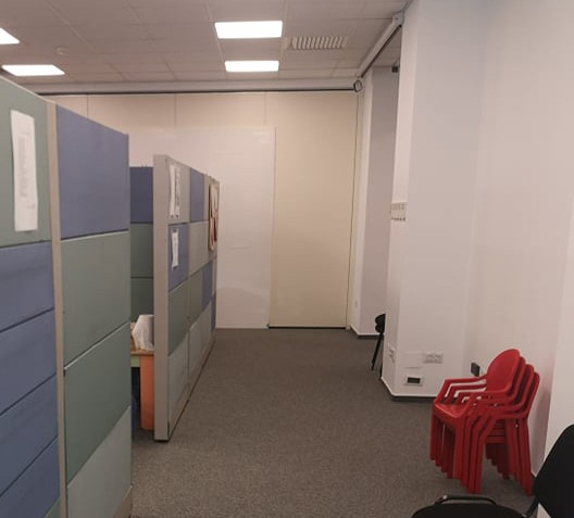 Grupele de copii împart același etaj al clădirii de birouri