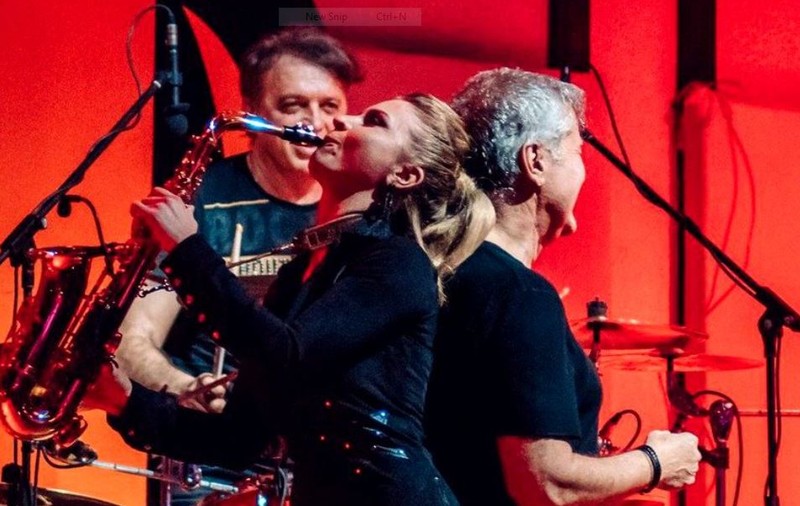 Holograf și-a ”tras”o femeie în trupă. ”Lady and the Sax” e o basarabeancă absolventă de Conservator