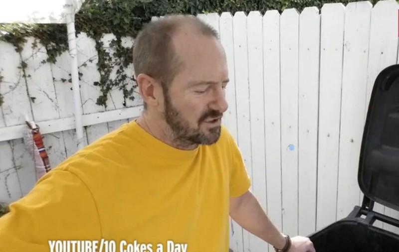 A băut 10 cutii de COLA ZILNIC, timp de o lună! Ce s-a întâmplat DUPĂ este ULUITOR! 