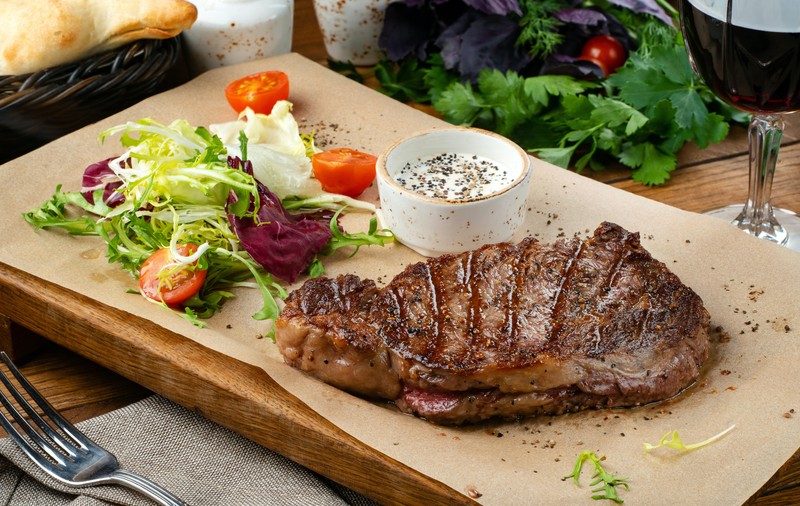 Delicii Culinare la Cuptor: Descoperă Diverse Tipuri de Carne
