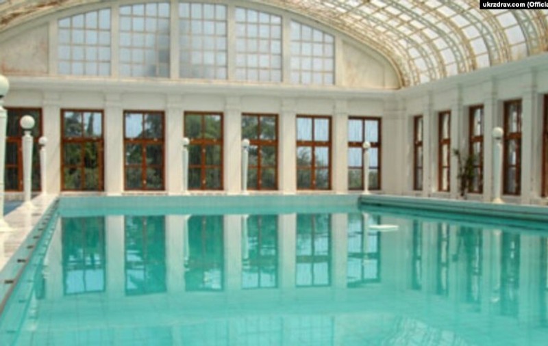 Un guvernator din Rusia, mituit cu o piscină pentru a acorda contracte preferențiale