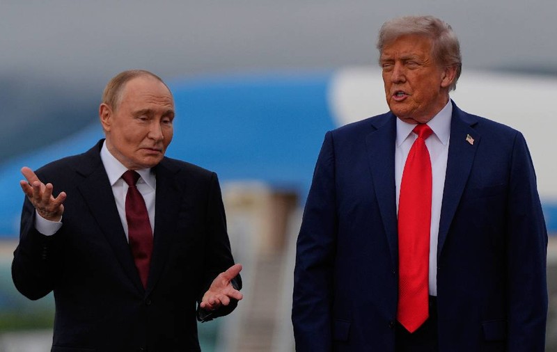 Donald Trump l-a aplaudat pe Vladimir Putin, i-a zâmbit și a dat mâna cordial cu președintele rus, în Alaska