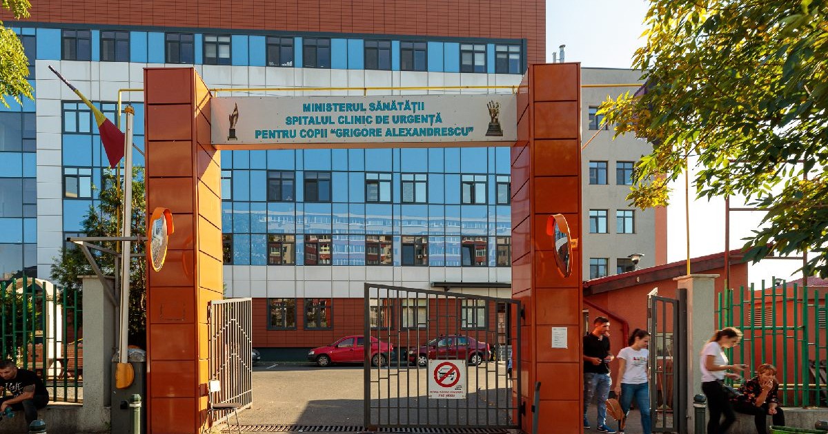 O clădire de sticlă si portile deschide către intrare. Este Spitalul de Copii Grigore Alexandrescu