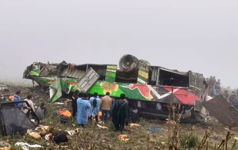 Cel puţin 20 de morţi, printre care o fetiță de 4 ani, după ce autocarul lor a căzut într-o prăpastie, în Peru