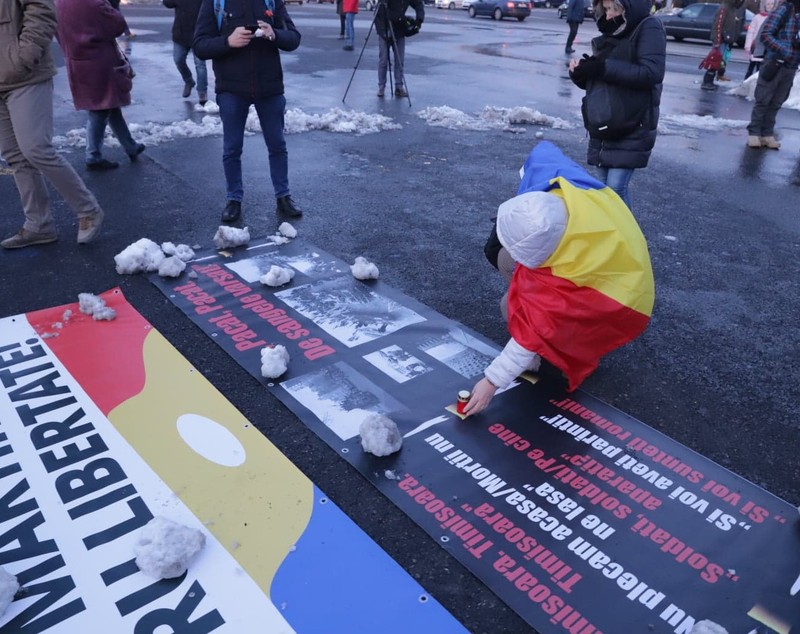 VIDEO & FOTO / Miting în București, la 29 de ani de la Revoluție. Mii de persoane au mărșăluit în memoria eroilor din 1989
