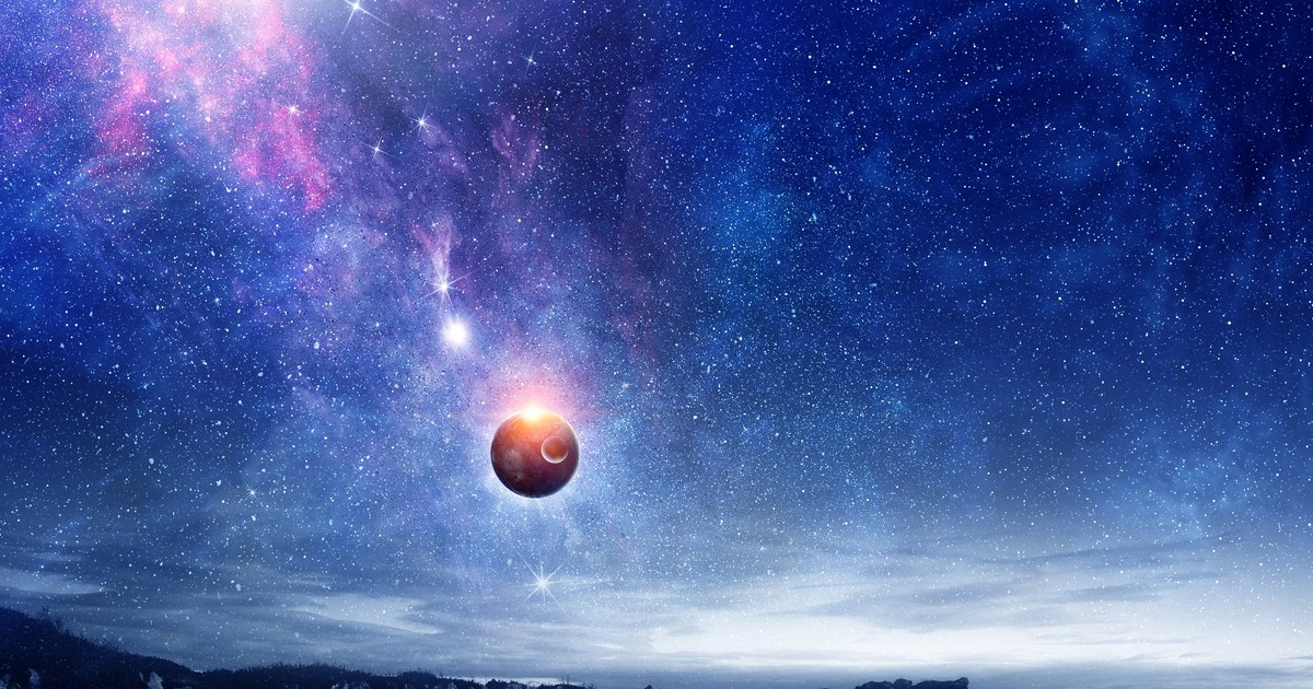 Ce este o nebuloasă - Imagine cu o planetă şi o nebuloasă, pe un cer înstelat
