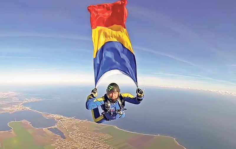 EXCLUSIV | Adrian a trecut pe lângă moarte de 11 ori! Instructorul de zbor de la Clinceni, un luptător
