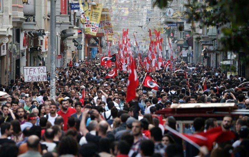 Actorul Halit Ergenc, interpretul lui "Suleyman Magnificul", a participat la PROTESTELE DIN ISTANBUL! Vezi ce PERSONAJ IMPORTANT a fost ARESTAT