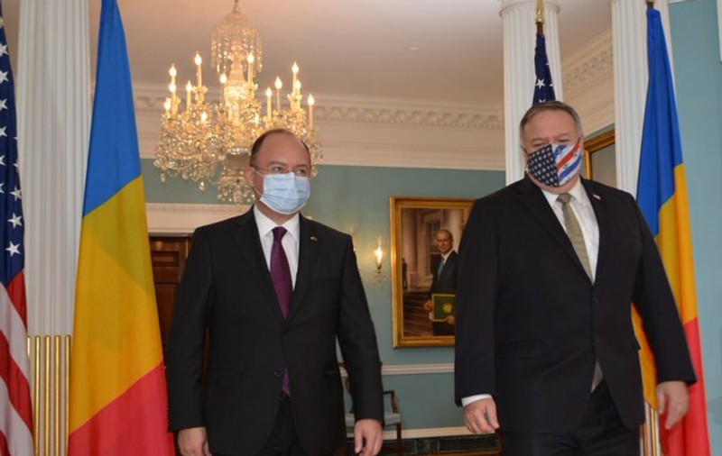 Ministrul de externe Bogdan Aurescu a salutat planurile SUA de a-și spori prezența militară în România. A discutat cu Mike Pompeo și despre vize