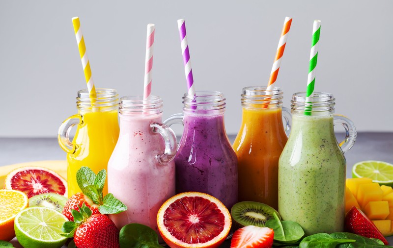 13 smoothie-uri care te hidratează când e foarte cald