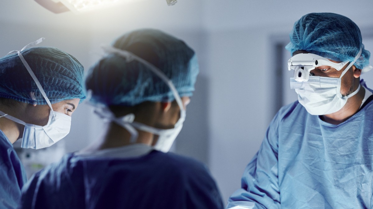 Doctori care se află în timpul unei operații