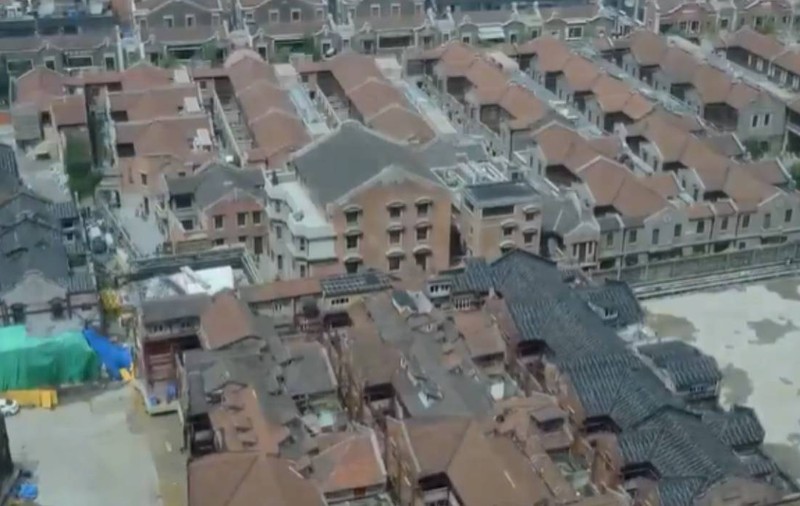 Tehnologie în mișcare: peste 400 de roboți sunt folosiți pentru relocarea unui complex de 7.500 de tone: avansează cu 10 metri pe zi | VIDEO