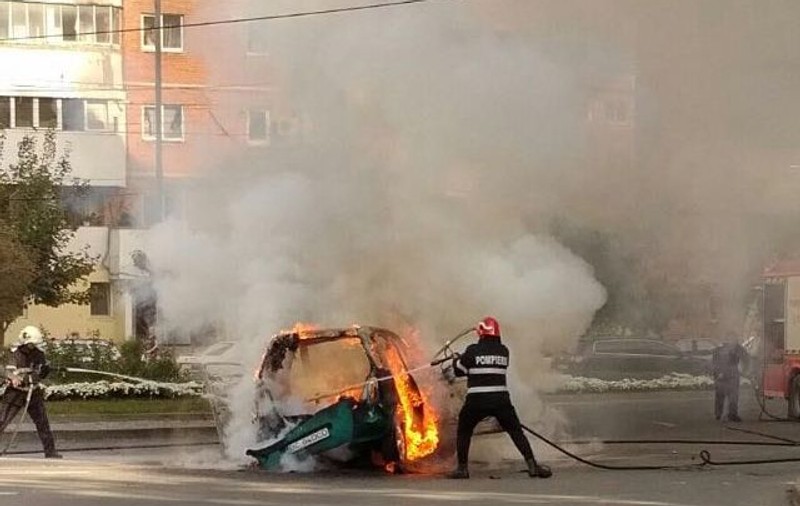 O mașină a explodat în Bacău. Incendiu violent în centrul orașului