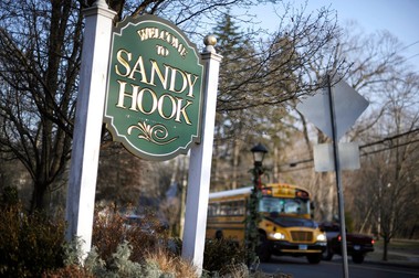 26 de persoane au fost ucise de un bărbat înarmat în interiorul școlii elementare Sandy Hook. Foto: Profimedia