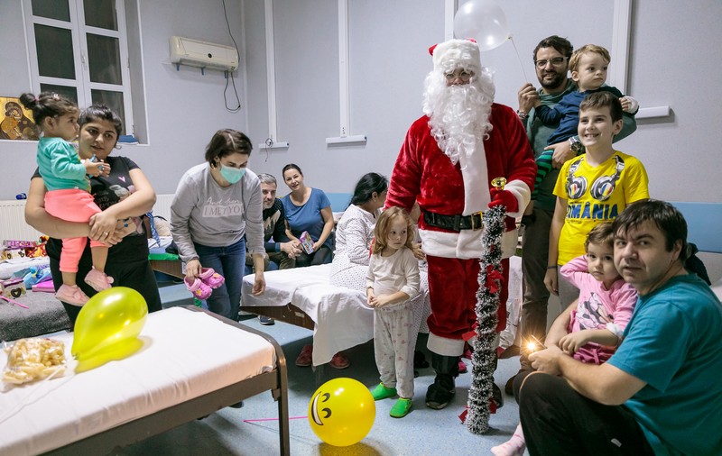 Surpriza pe care un taximetrist a făcut-o copiilor care își petrec Crăciunul în spital