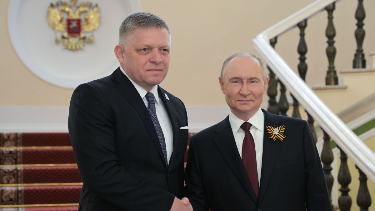 Vladimir Putin (dreapta) și Robert Fico s-au întâlnit la Kremlin, înaintea paradei militare de 9 mai de la Moscova Foto: Hepta
