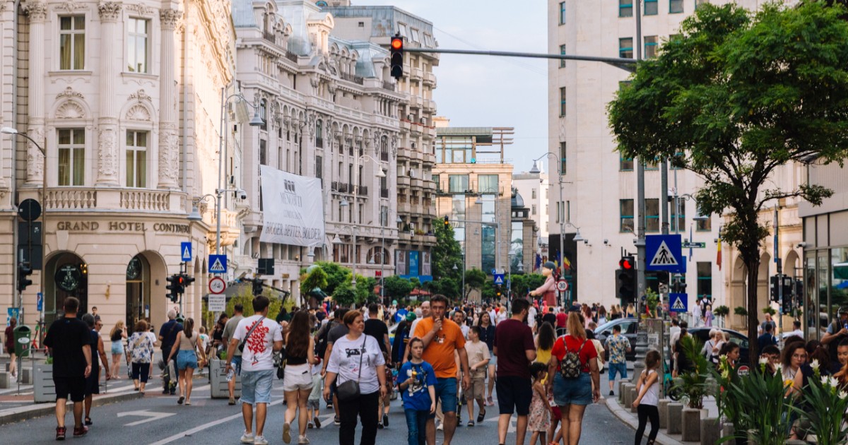 Oameni care se plimbă pe Calea Victoriei