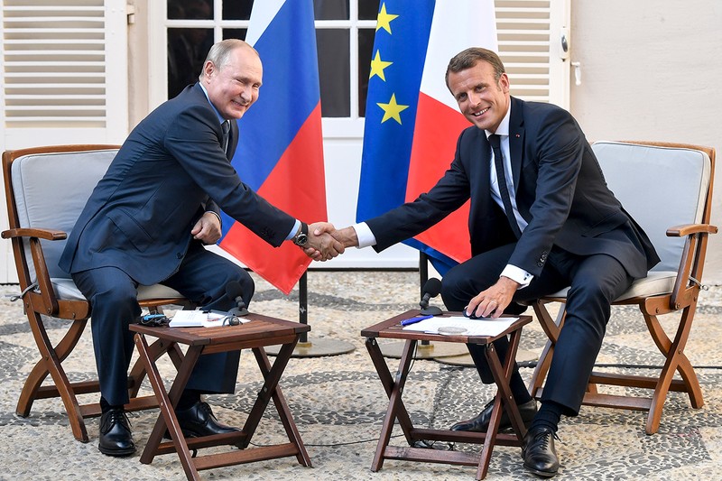 Relația Vladimir Putin-Emmanuel Macron pare uneori destul de apropiată FOTO: EPA