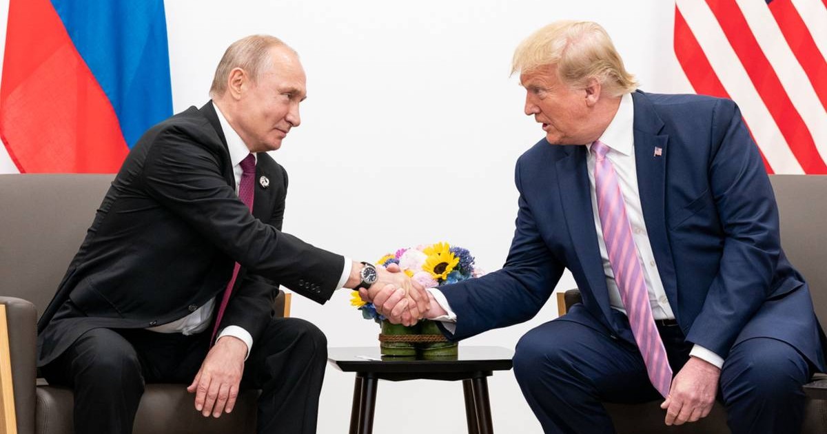 fotografie cu donald trump si vladimir putin in timp ce isi dau mana