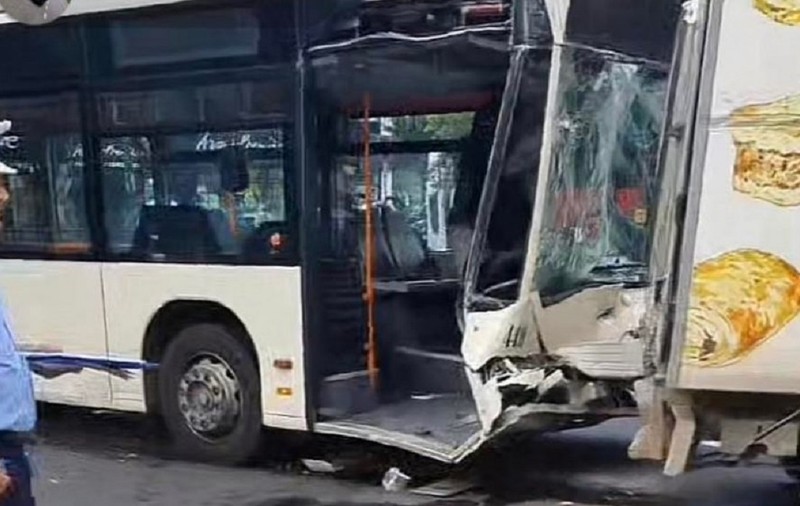 Accident grav cu un autobuz STB, pe Calea Dorobanţilor din Bucureşti. Şoferul STB şi trei pasageri au ajuns la spital