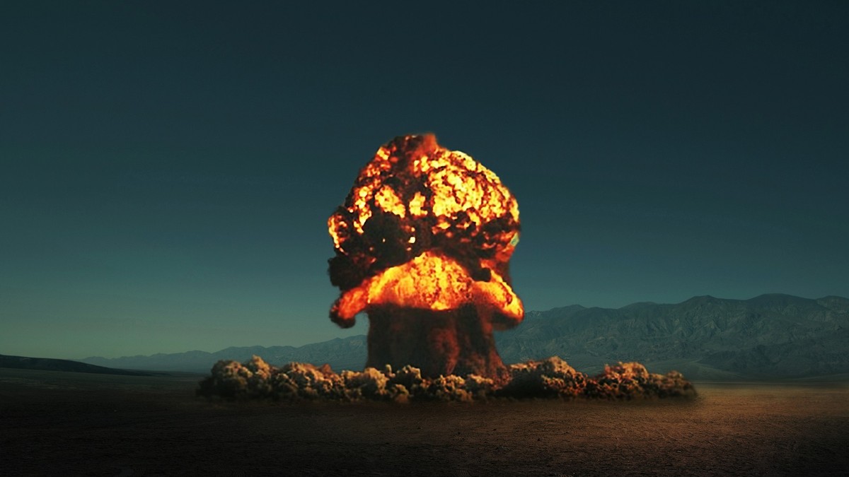 Explozie nucleară în deșert.