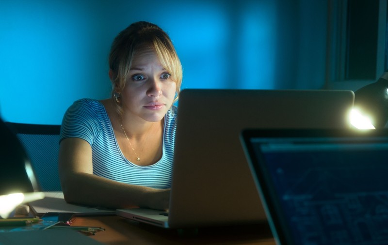 Mesaj indecent postat de tatăl unei femei pe contul acesteia de Facebook. Prietenii ei au crezut că nu văd bine