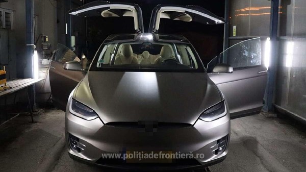 Tesla Model X gri, cu portierele deschise, fotografiata la Vama Sighetu Marmației